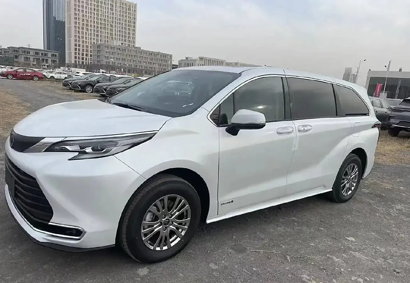 2024 Toyota Sienna 2.5L 189HP L4 E-CVT Hybrid