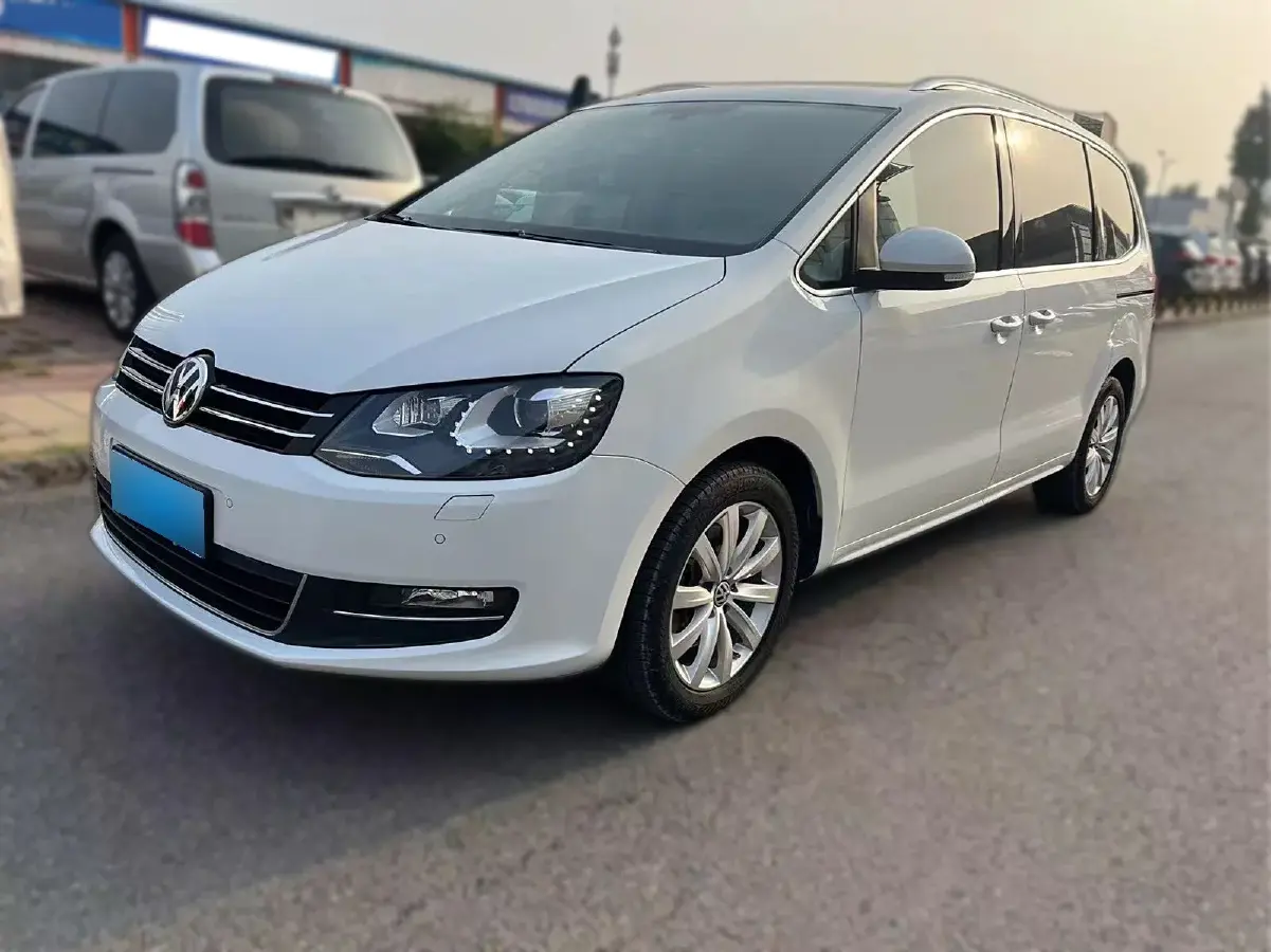 2016 Volkswagen Sharan 2.0T 220HP L4 6DCT