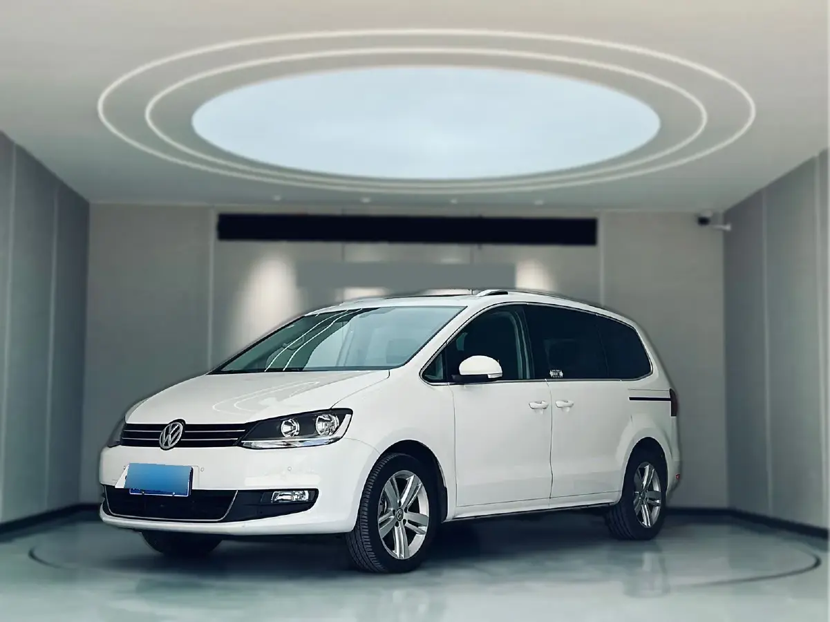 2016 Volkswagen Sharan 2.0T 220HP L4 6DCT