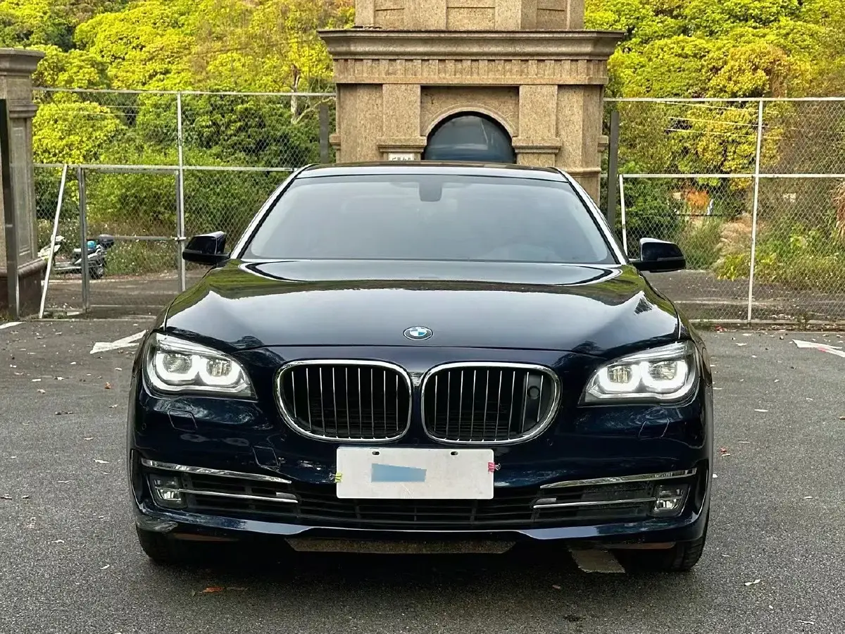 2013 BMW 7 Series 3.0T 320HP L6 8AT