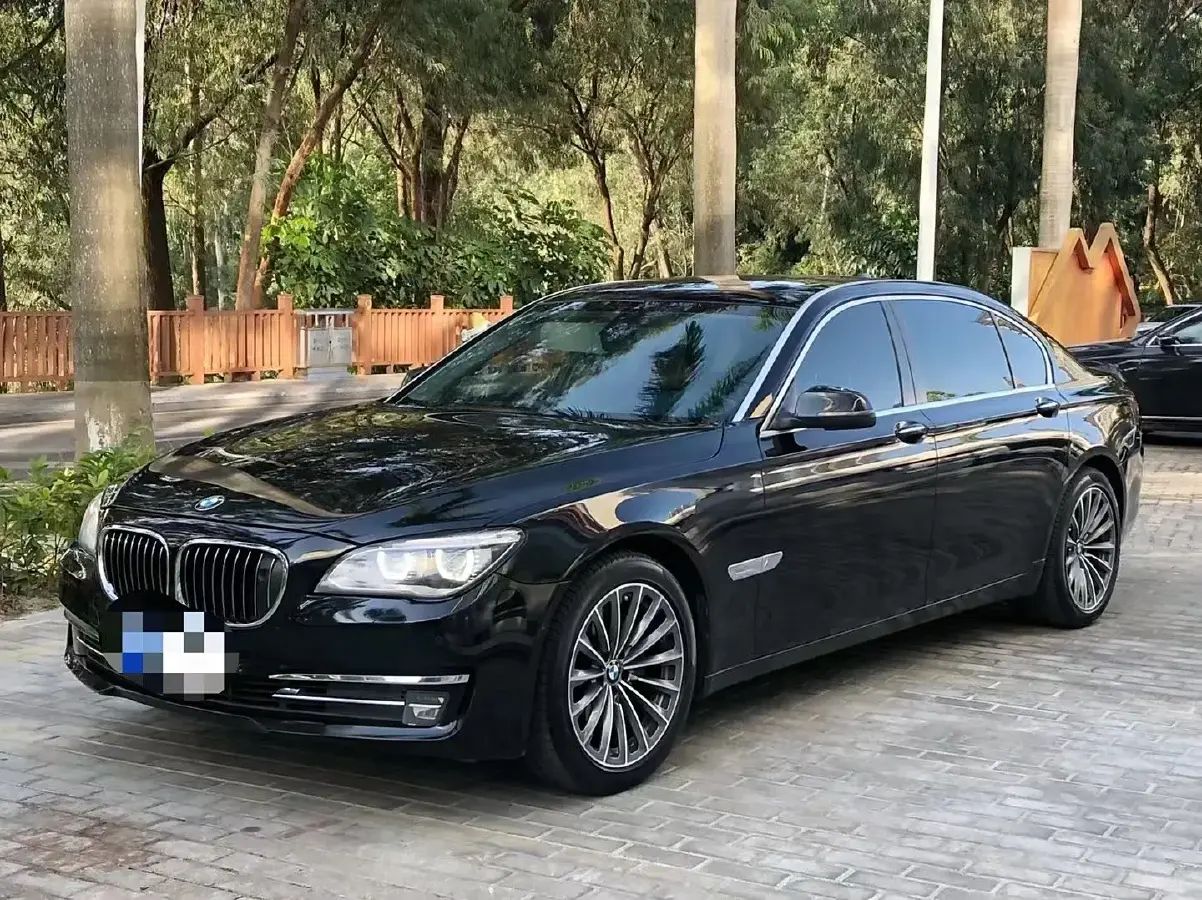 2013 BMW 7 Series 3.0T 320HP L6 8AT
