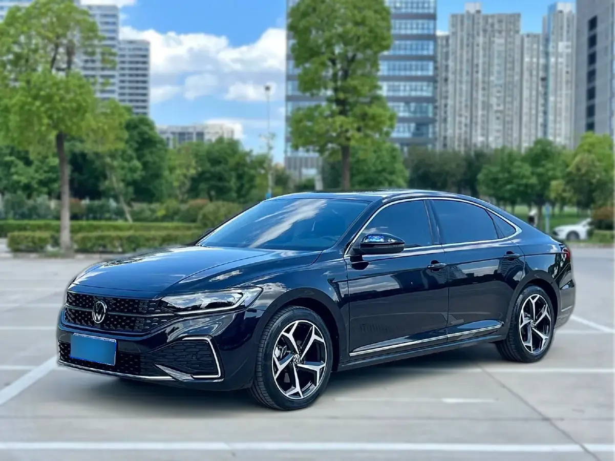 2024 Volkswagen Passat 2.0T 220HP L4 7DCT