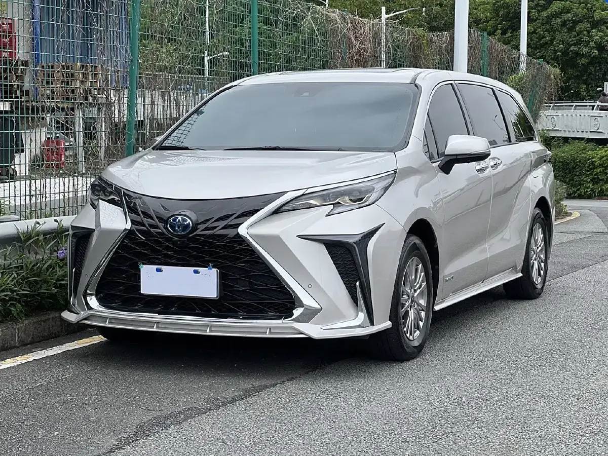 2023 Toyota Sienna 2.5L 189HP L4 E-CVT Hybrid