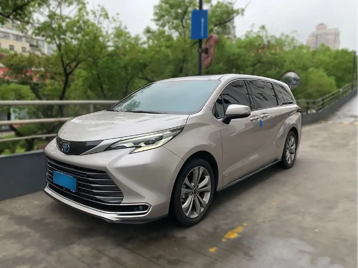 2023 Toyota Sienna 2.5L 189HP L4 E-CVT Hybrid