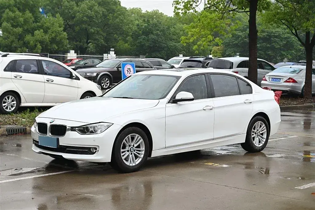 2013 BMW 3 Series 2.0T 184HP L4 8AT