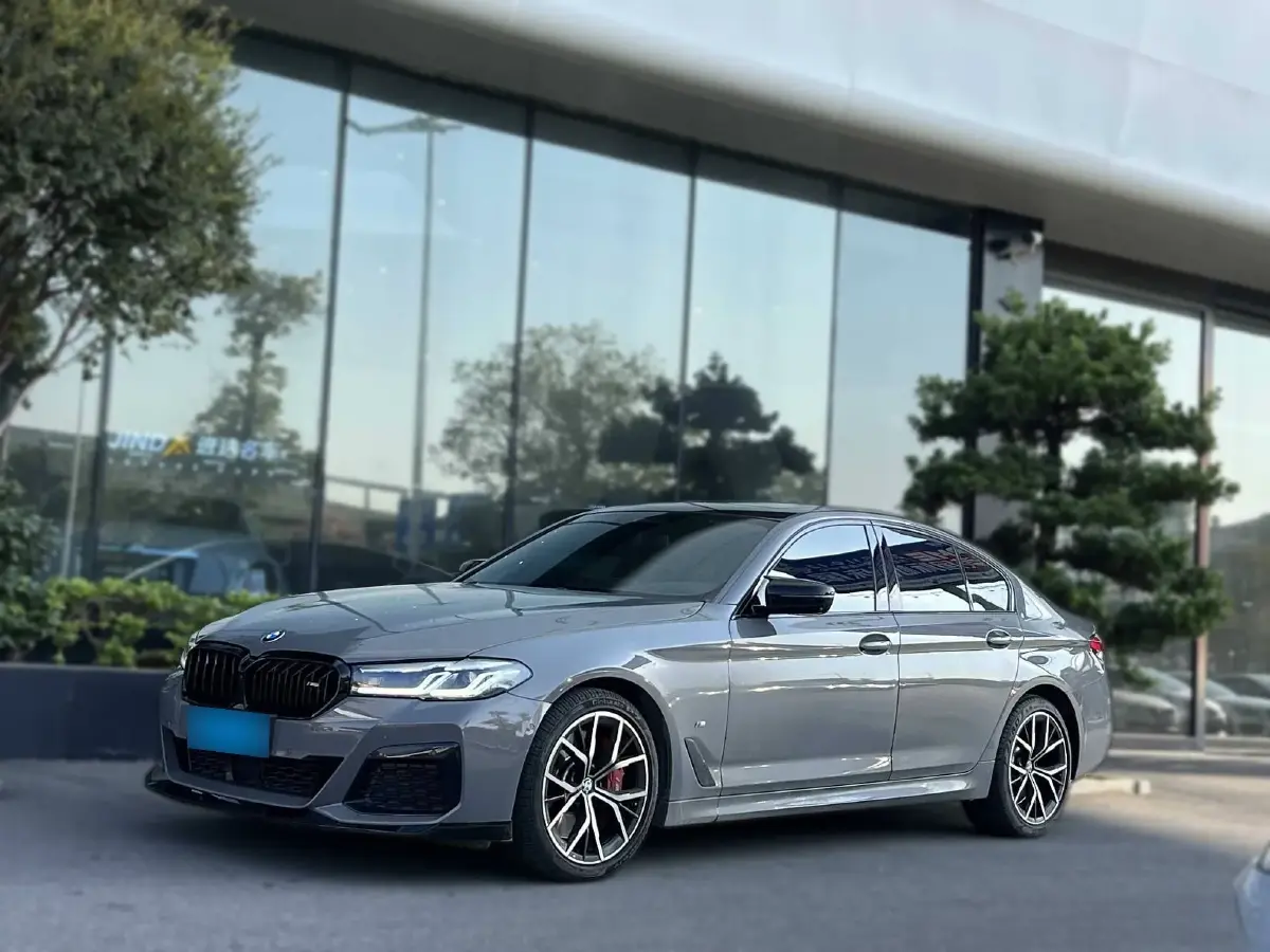 2022 BMW 5 Series 3.0T 340HP L6 8AT