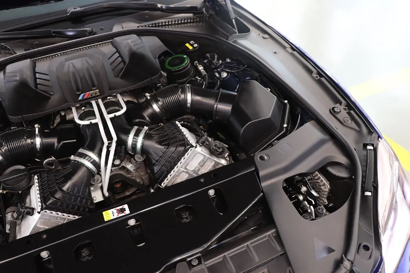 2015 BMW M6 4.4T 560HP V8 7DCT,autocango,china used car exporter,china ev exporter,chinese used car exporter,chinese used ev exporter