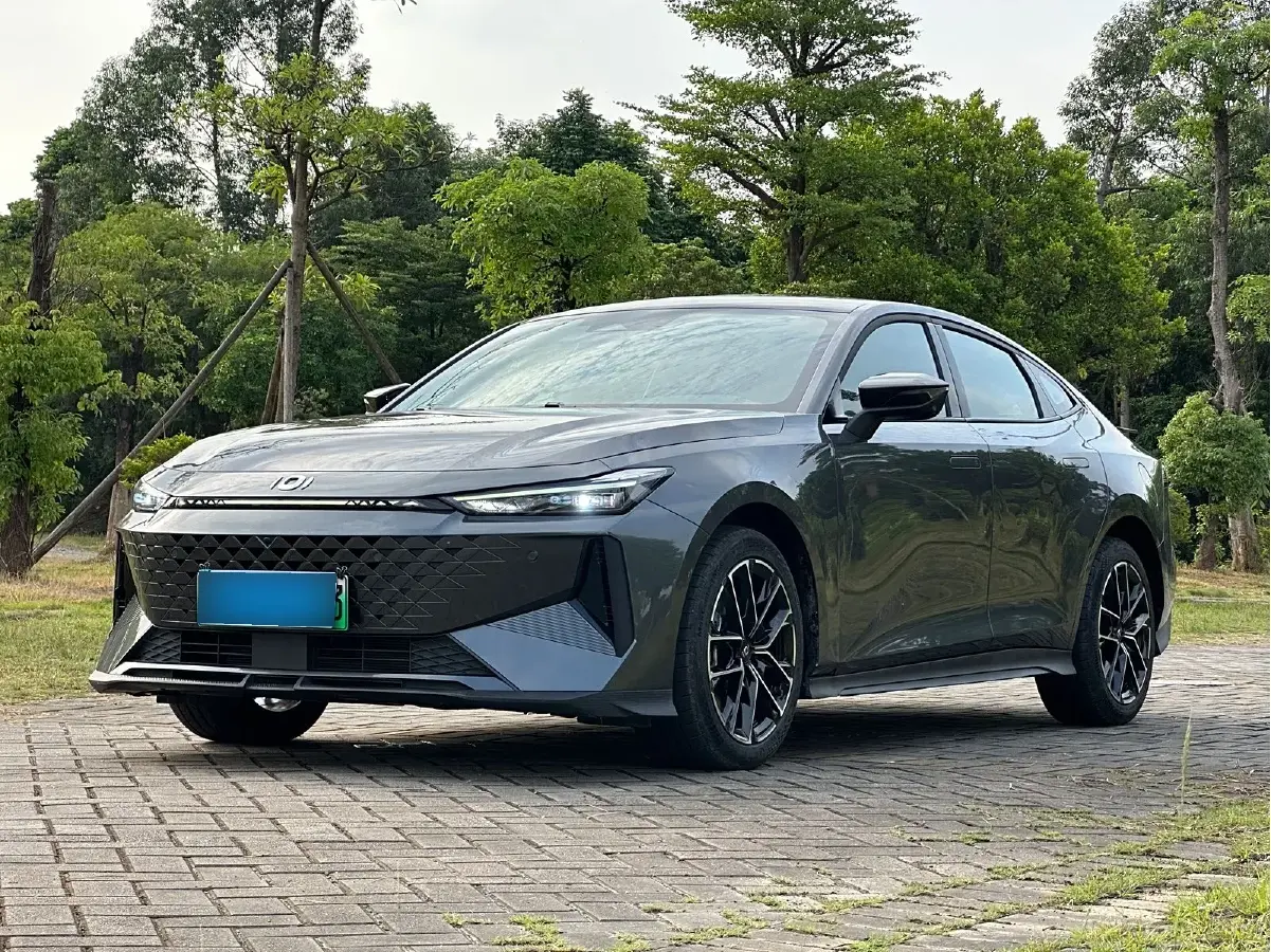 2024 ChangAn UNI-V iDD 1.5L 110HP L4 E-CVT PHEV 18.99KWH