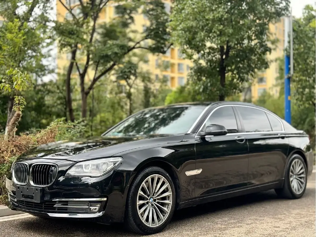 2013 BMW 7 Series 3.0T 320HP L6 8AT