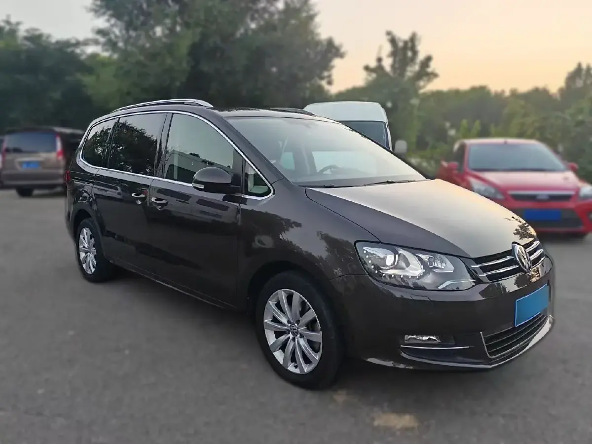 2016 Volkswagen Sharan 2.0T 220HP L4 6DCT