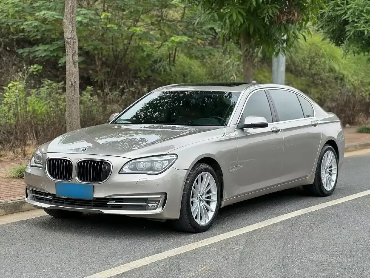 2013 BMW 7 Series 3.0T 320HP L6 8AT