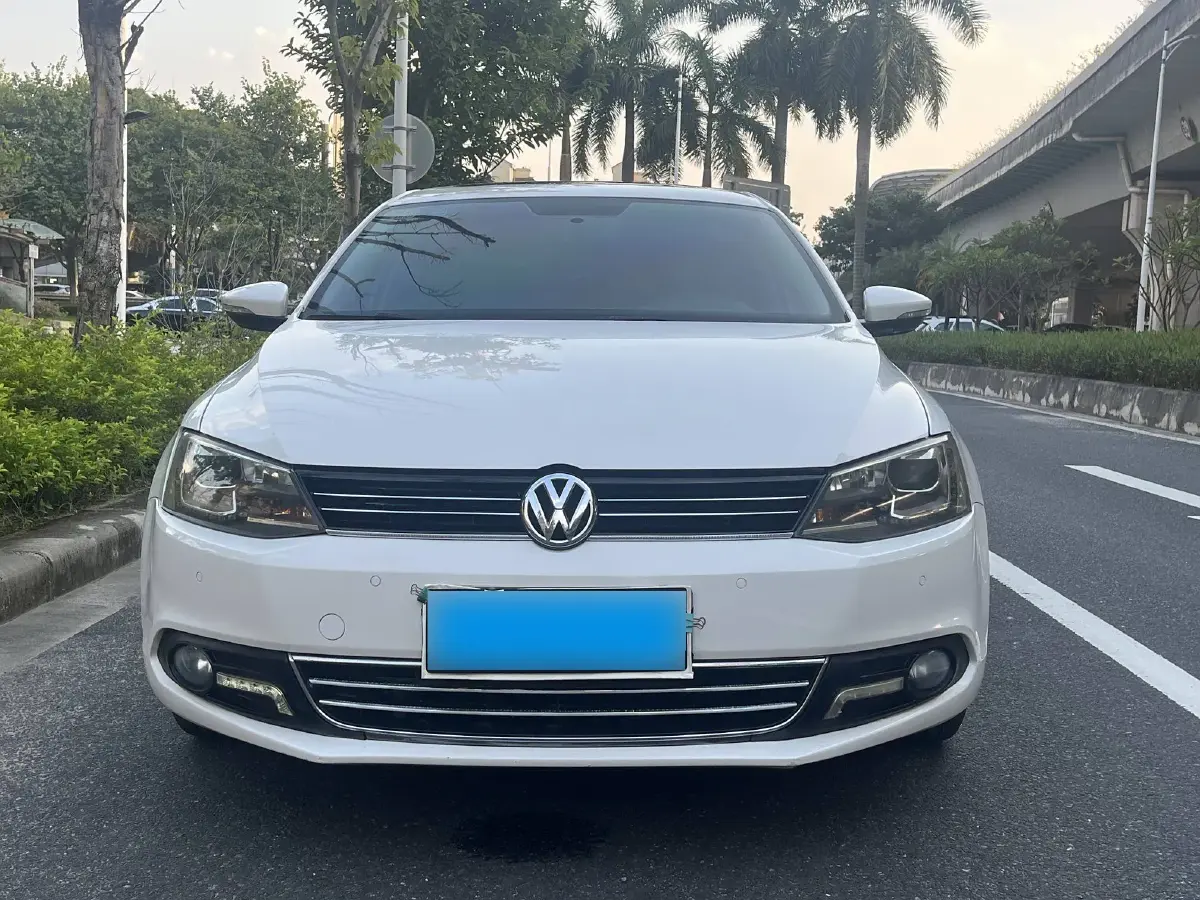 2012 Volkswagen Sagitar 1.4T 131HP L4 7DCT
