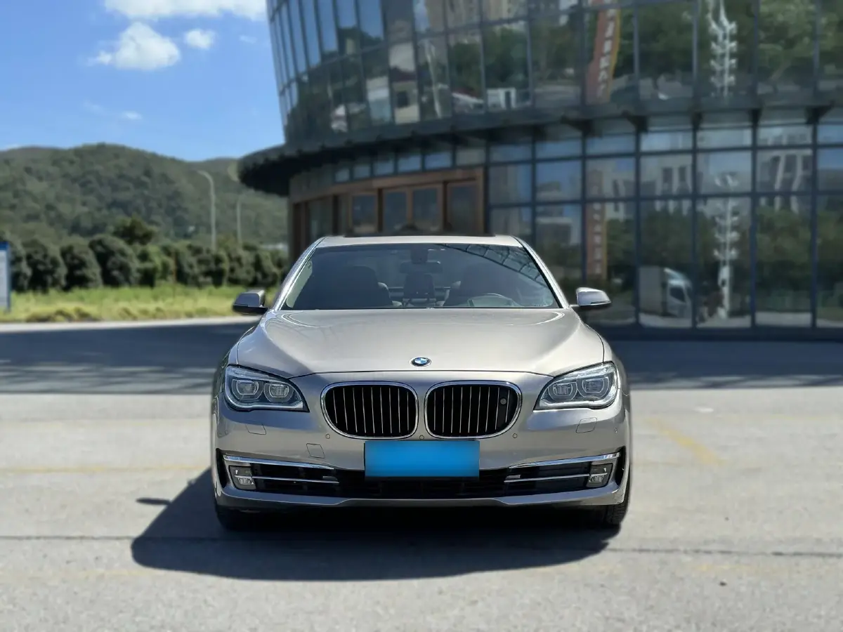 2013 BMW 7 Series 3.0T 320HP L6 8AT