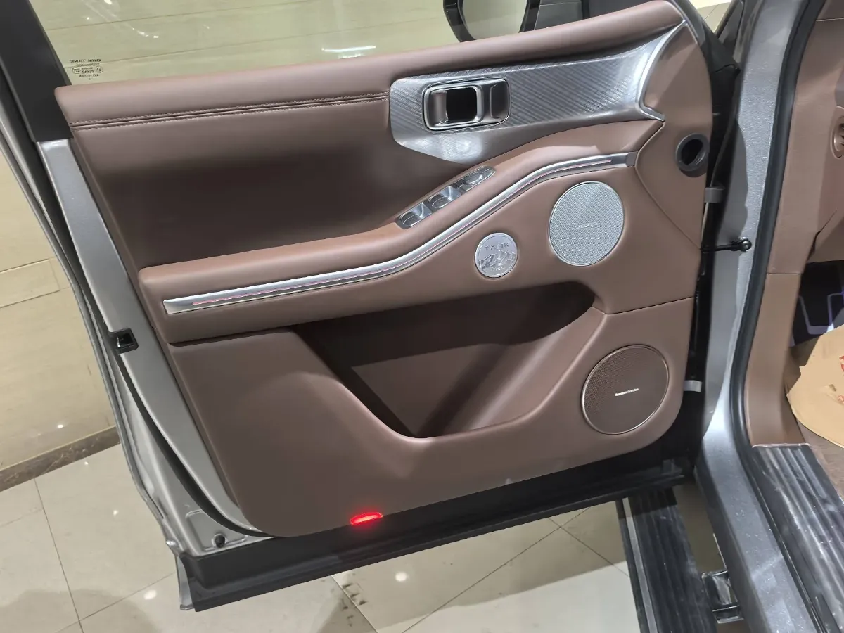 2024 Tank 700 3.0T 360HP V6 9AT PHEV 37.1KWH,autocango,china used car exporter,china ev exporter,chinese used car exporter,chinese used ev exporter