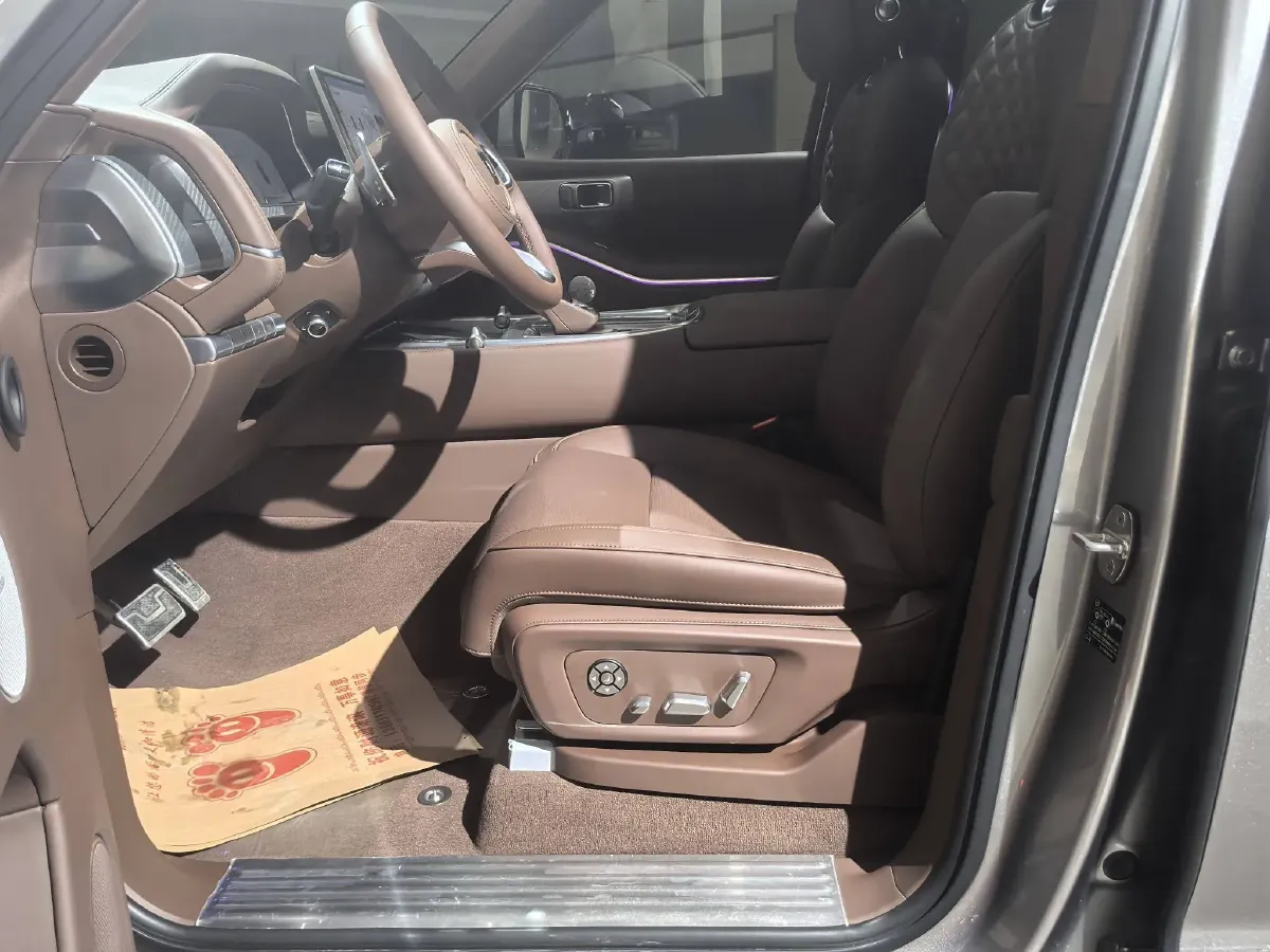 2024 Tank 700 3.0T 360HP V6 9AT PHEV 37.1KWH,autocango,china used car exporter,china ev exporter,chinese used car exporter,chinese used ev exporter