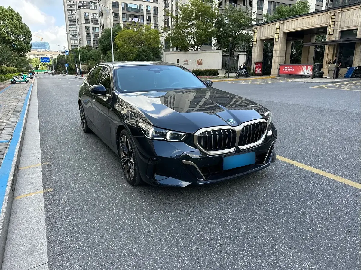 2024 BMW 5 Series 2.0T 258HP L4 8AT