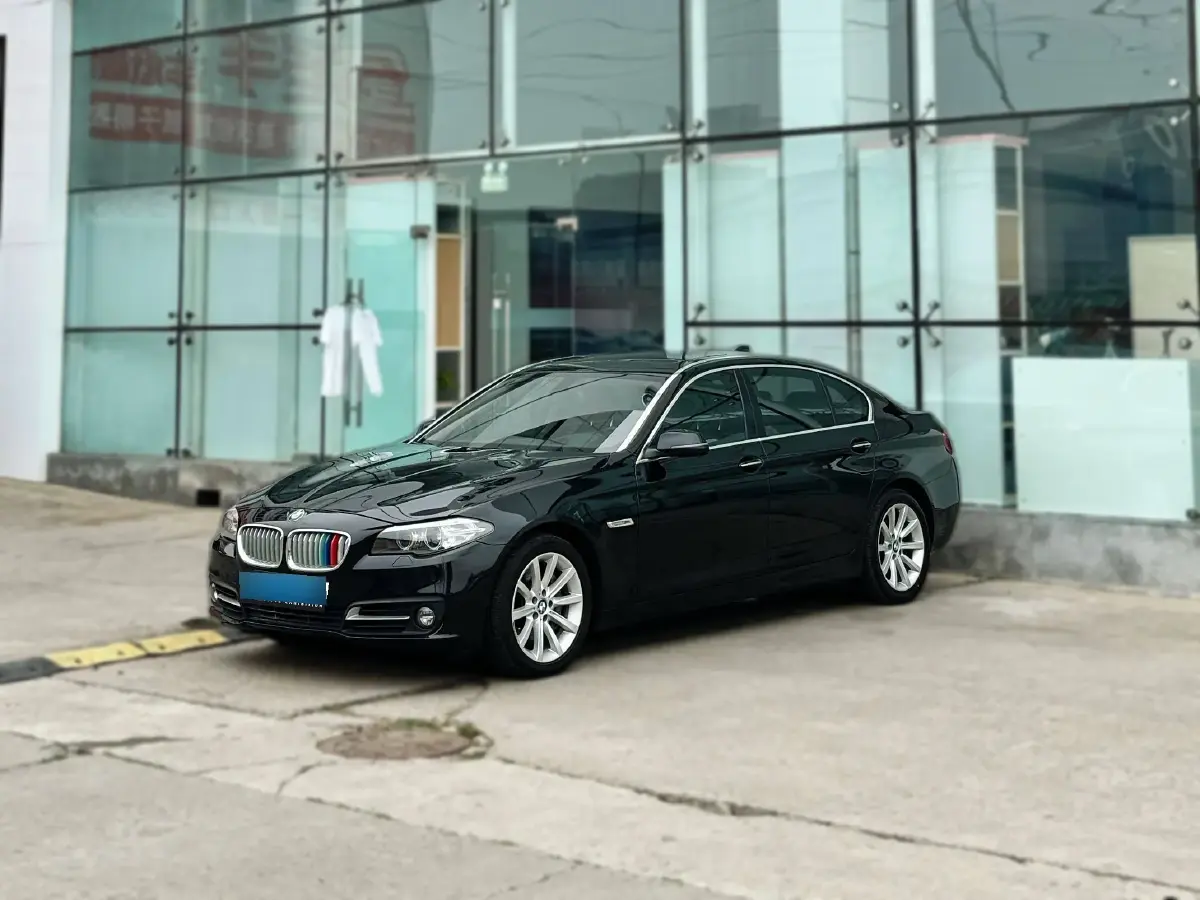 2017 BMW 5 Series 3.0T 306HP L6 8AT