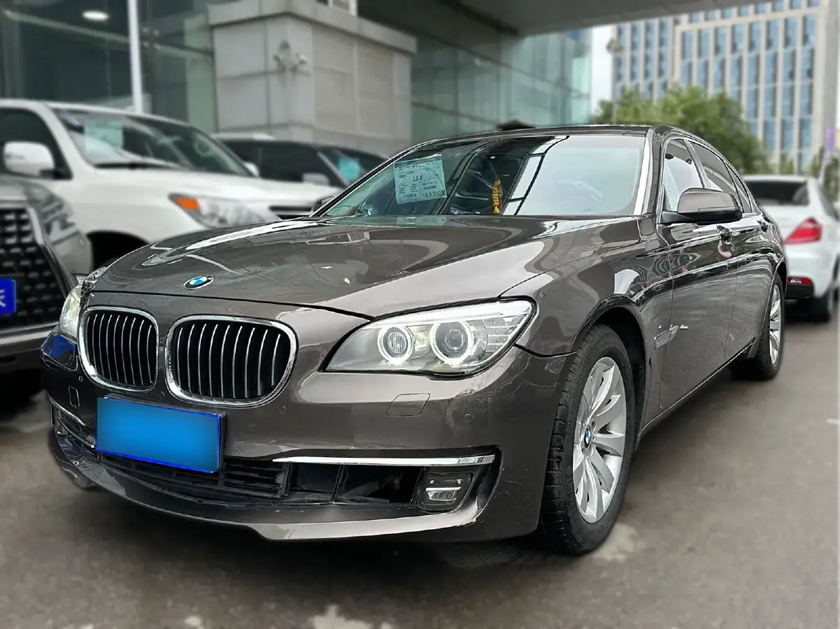 2013 BMW 7 Series 3.0T 320HP L6 8AT