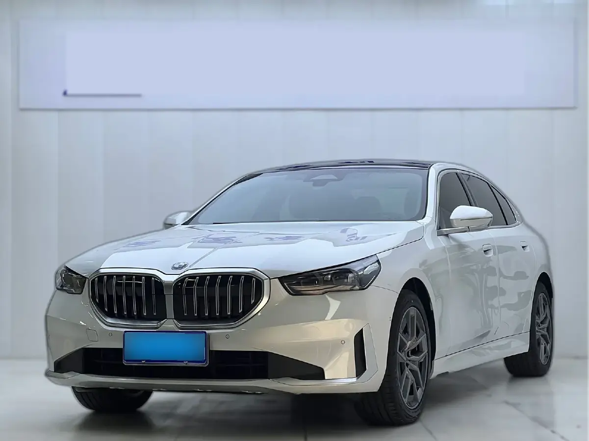 2024 BMW 5 Series 2.0T 258HP L4 8AT