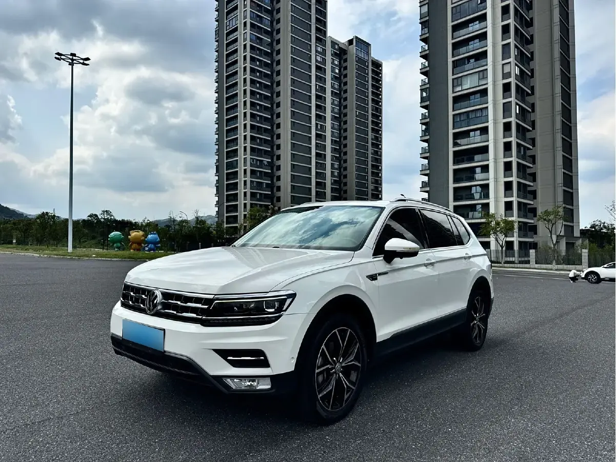 2018 Volkswagen Tiguan L 2.0T 220HP L4 7DCT