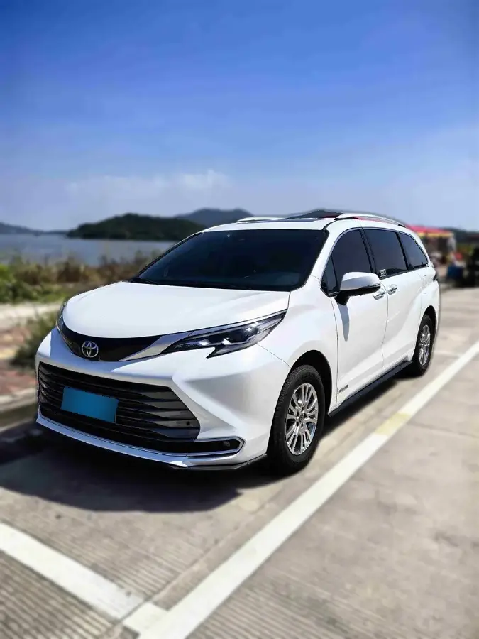 2023 Toyota Sienna 2.5L 189HP L4 E-CVT Hybrid