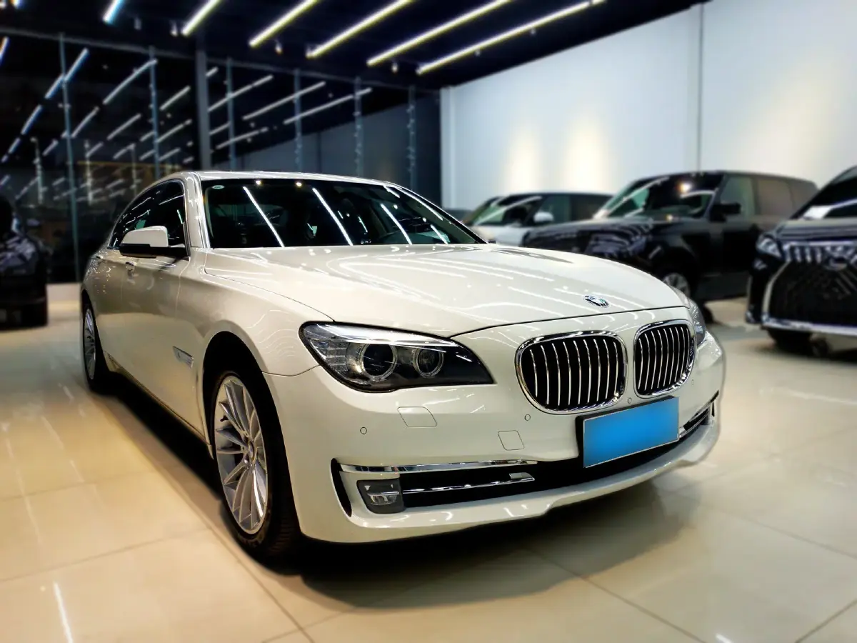 2013 BMW 7 Series 3.0T 320HP L6 8AT