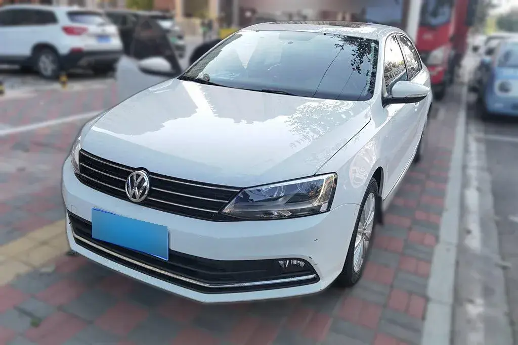 2015 Volkswagen Sagitar 1.4T 131HP L4 7DCT