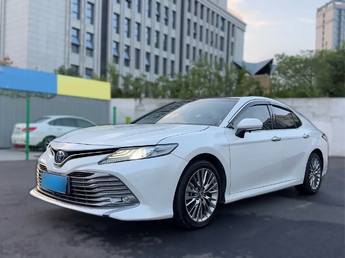 2019 Toyota Camry 2.5L 178HP L4 E-CVT Hybrid
