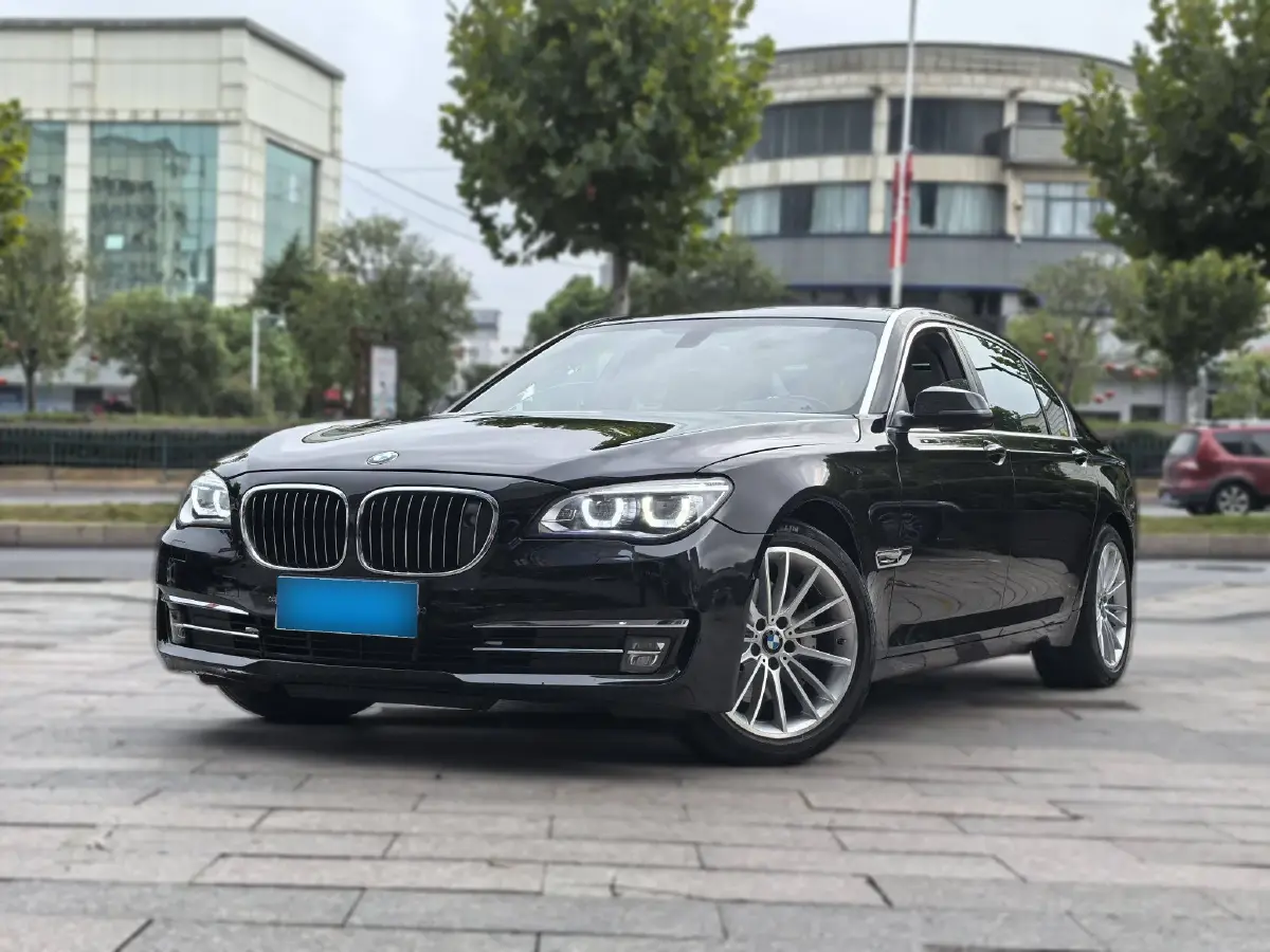 2013 BMW 7 Series 3.0T 320HP L6 8AT