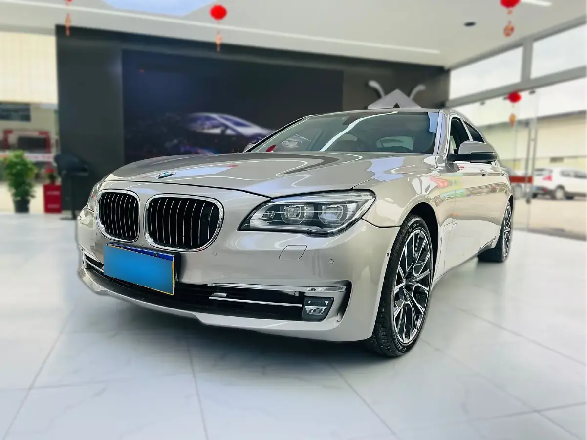 2013 BMW 7 Series 3.0T 320HP L6 8AT