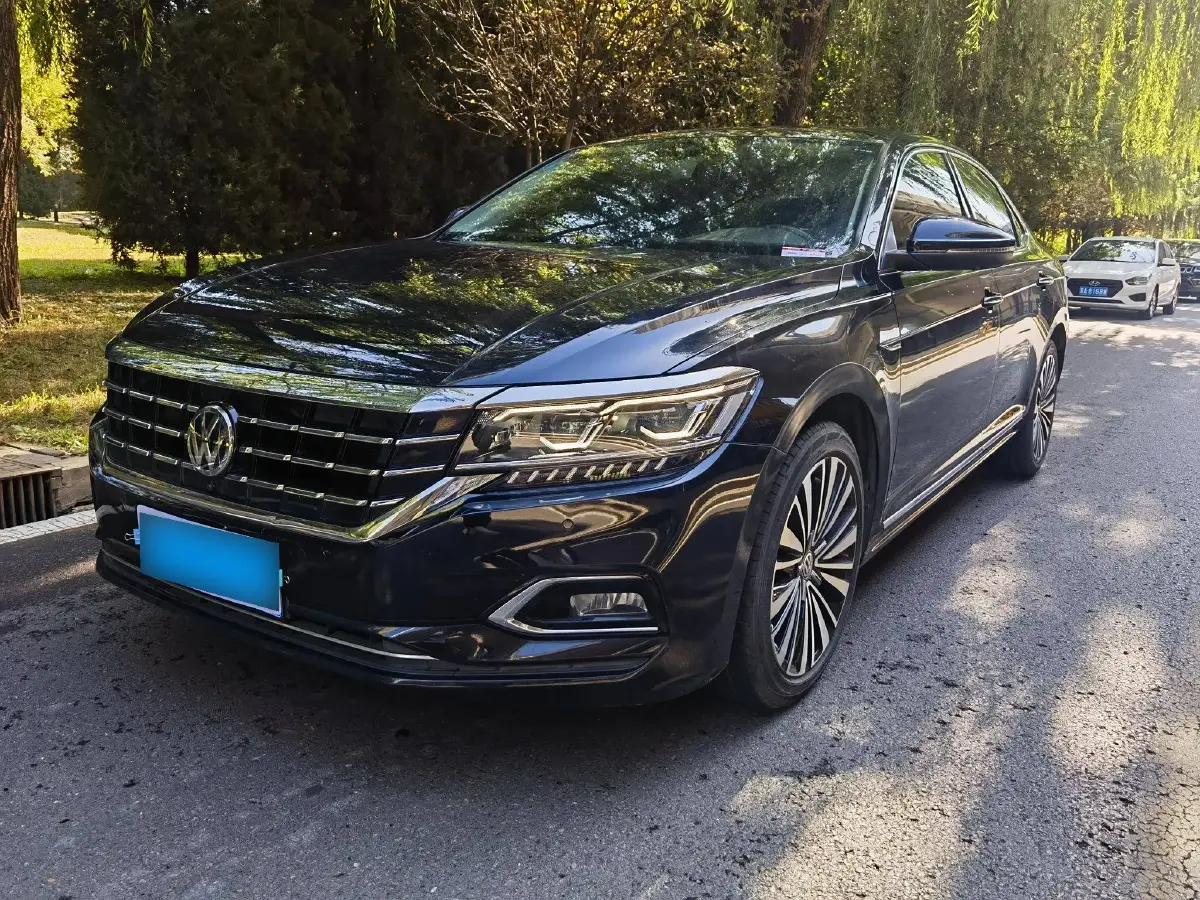 2019 Volkswagen Passat 2.0T 220HP L4 7DCT