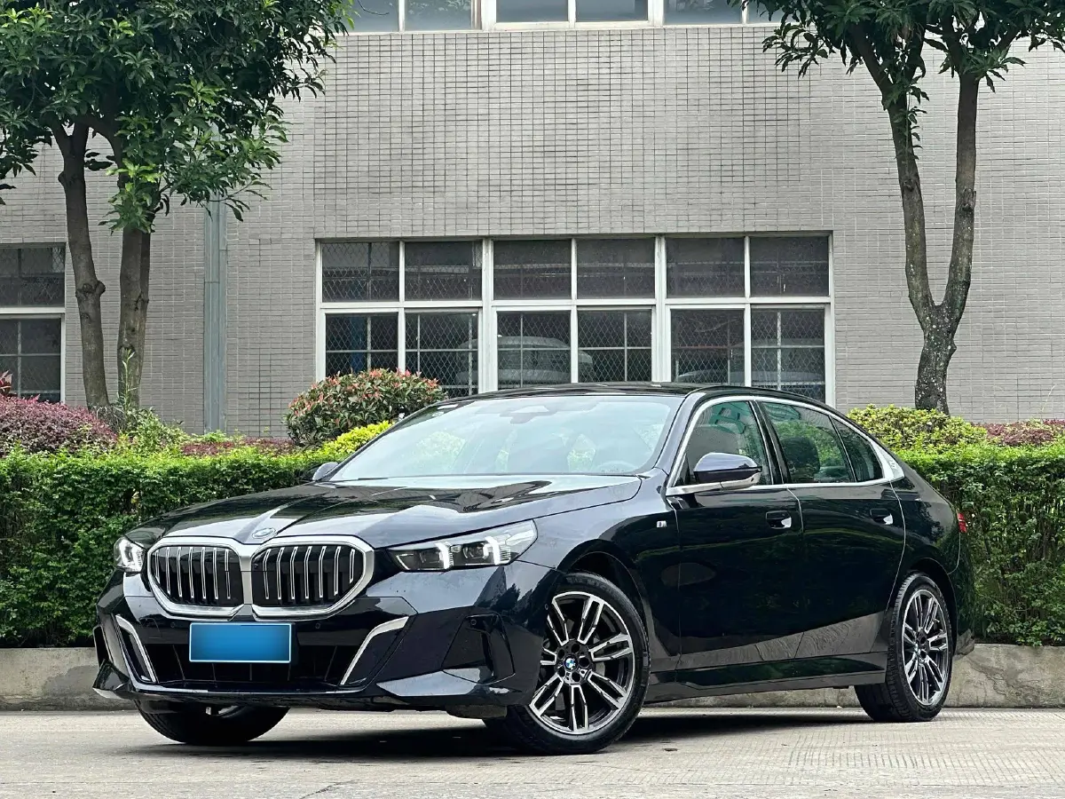 2024 BMW 5 Series 2.0T 258HP L4 8AT