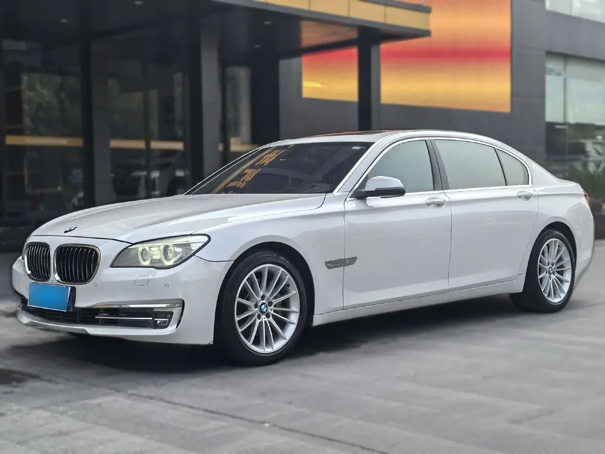 2013 BMW 7 Series 3.0T 320HP L6 8AT