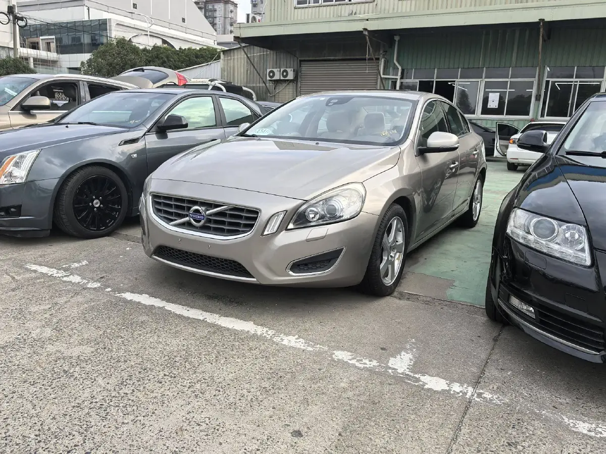 2011 Volvo S60 2.0T 203HP L4 6DCT