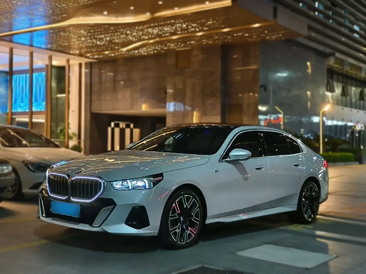 2024 BMW 5 Series 2.0T 258HP L4 8AT