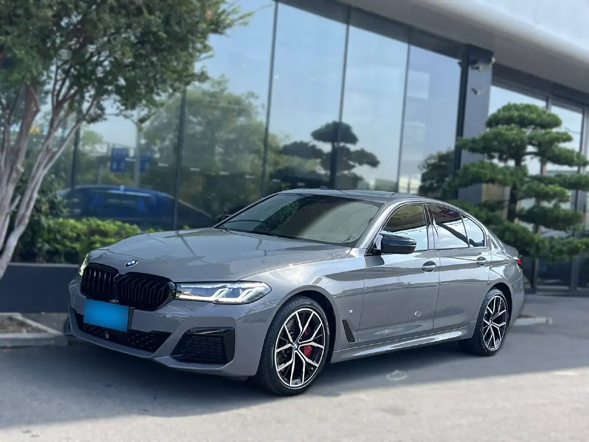 2022 BMW 5 Series 3.0T 340HP L6 8AT