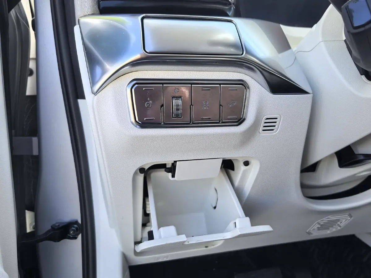 2021 Cyberspace 300 2.0T 227HP L4 8AT,autocango,china used car exporter,china ev exporter,chinese used car exporter,chinese used ev exporter