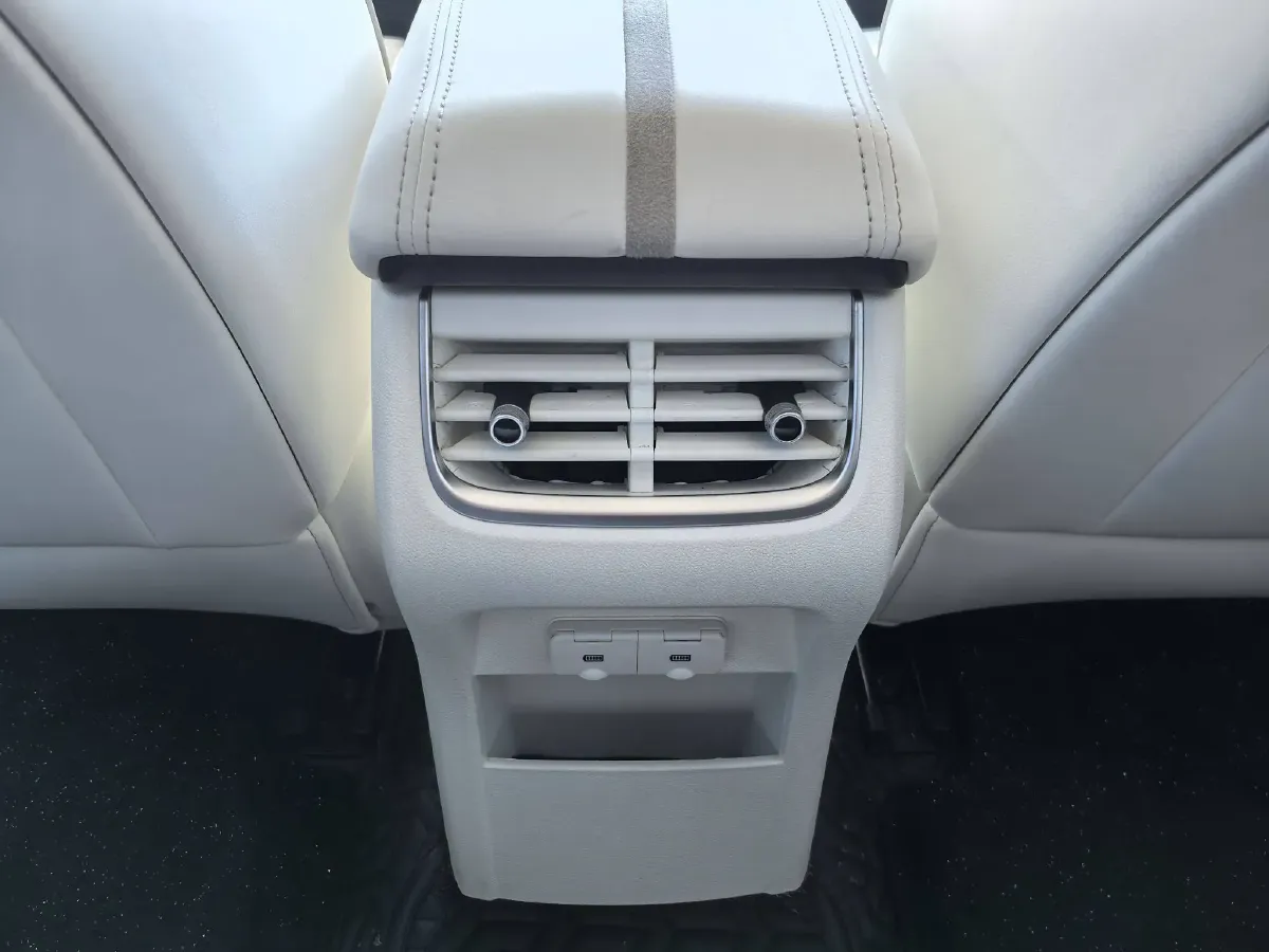 2021 Cyberspace 300 2.0T 227HP L4 8AT,autocango,china used car exporter,china ev exporter,chinese used car exporter,chinese used ev exporter