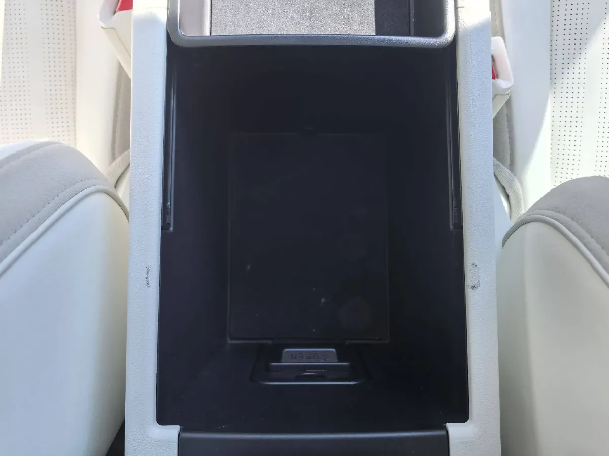 2021 Cyberspace 300 2.0T 227HP L4 8AT,autocango,china used car exporter,china ev exporter,chinese used car exporter,chinese used ev exporter