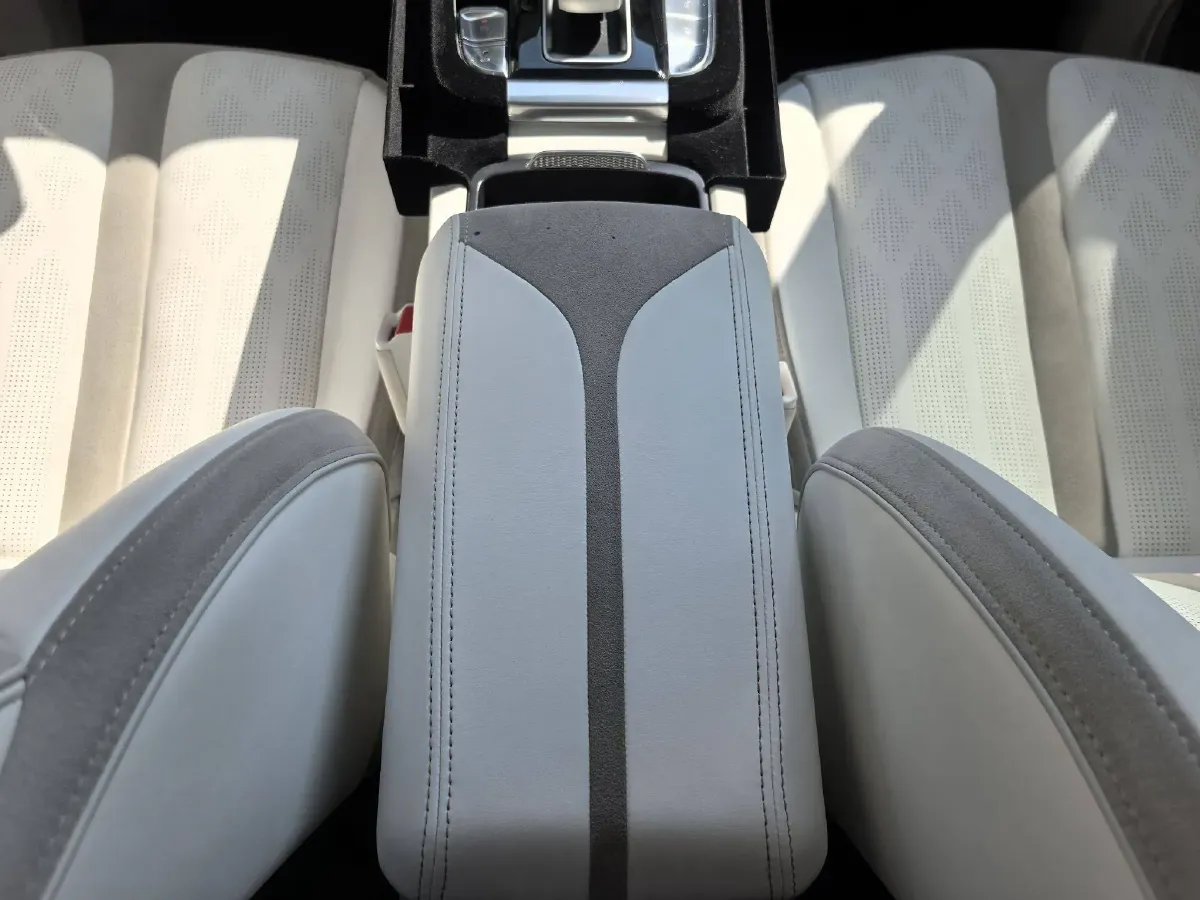 2021 Cyberspace 300 2.0T 227HP L4 8AT,autocango,china used car exporter,china ev exporter,chinese used car exporter,chinese used ev exporter