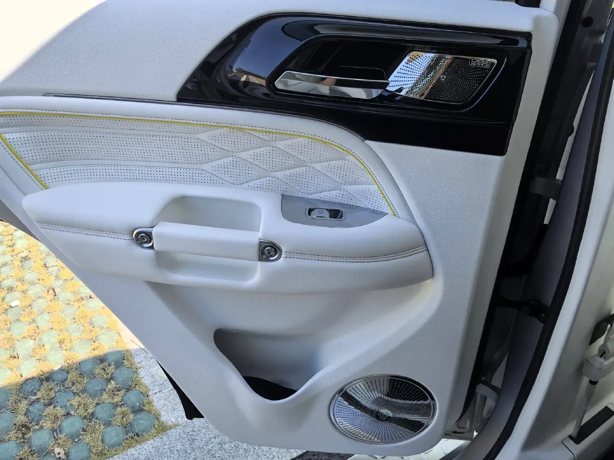 2021 Cyberspace 300 2.0T 227HP L4 8AT,autocango,china used car exporter,china ev exporter,chinese used car exporter,chinese used ev exporter