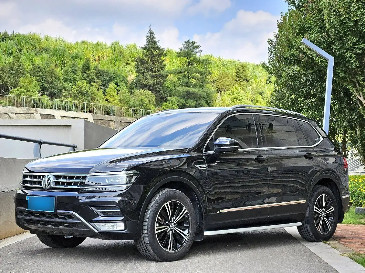 2017 Volkswagen Tiguan L 2.0T 220HP L4 7DCT