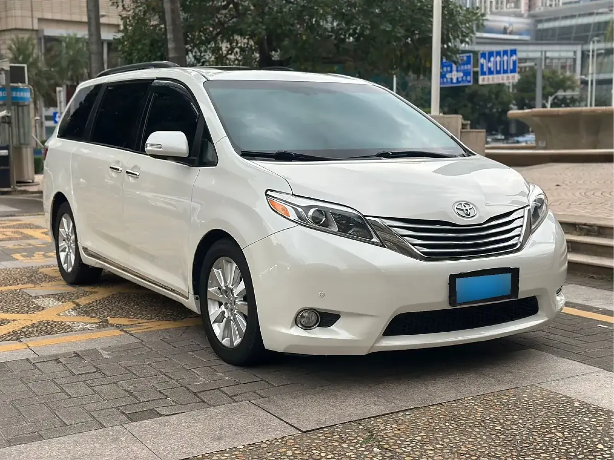 2015 Toyota Sienna 3.5L 269HP V6 6AT