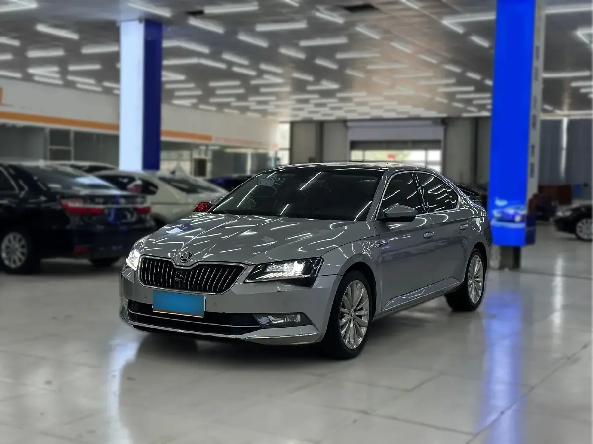 2018 Skoda Superb 2.0T 220HP L4 7DCT