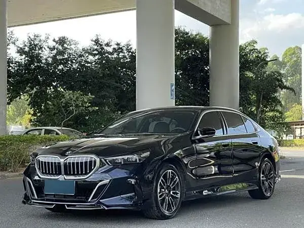 2024 BMW 5 Series 2.0T 258HP L4 8AT