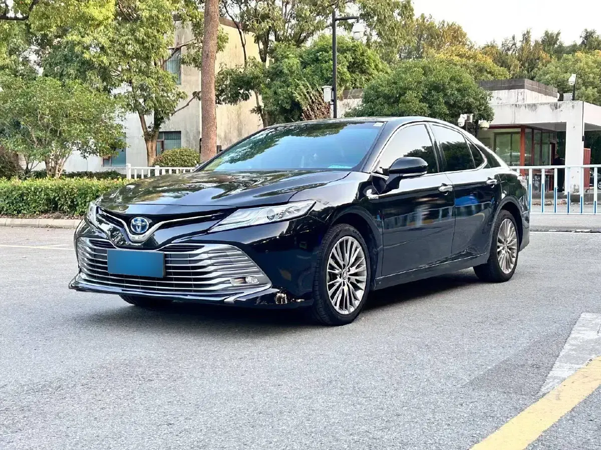 2019 Toyota Camry 2.5L 178HP L4 E-CVT Hybrid