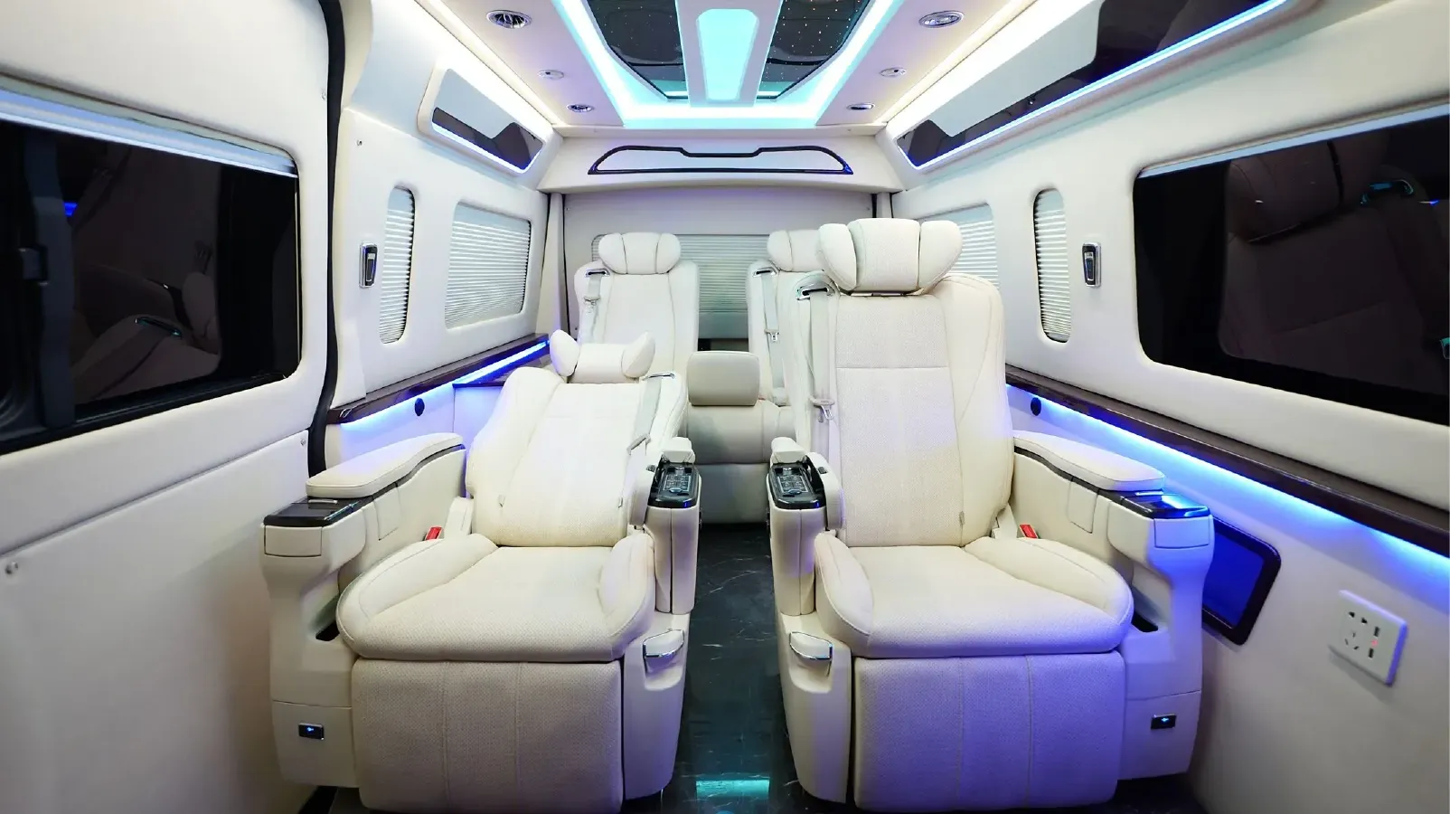 2011 Toyota Hiace 2.7L 154HP L4 4AT,autocango,china used car exporter,china ev exporter,chinese used car exporter,chinese used ev exporter