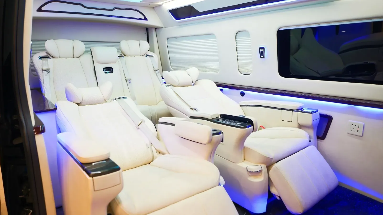 2011 Toyota Hiace 2.7L 154HP L4 4AT,autocango,china used car exporter,china ev exporter,chinese used car exporter,chinese used ev exporter