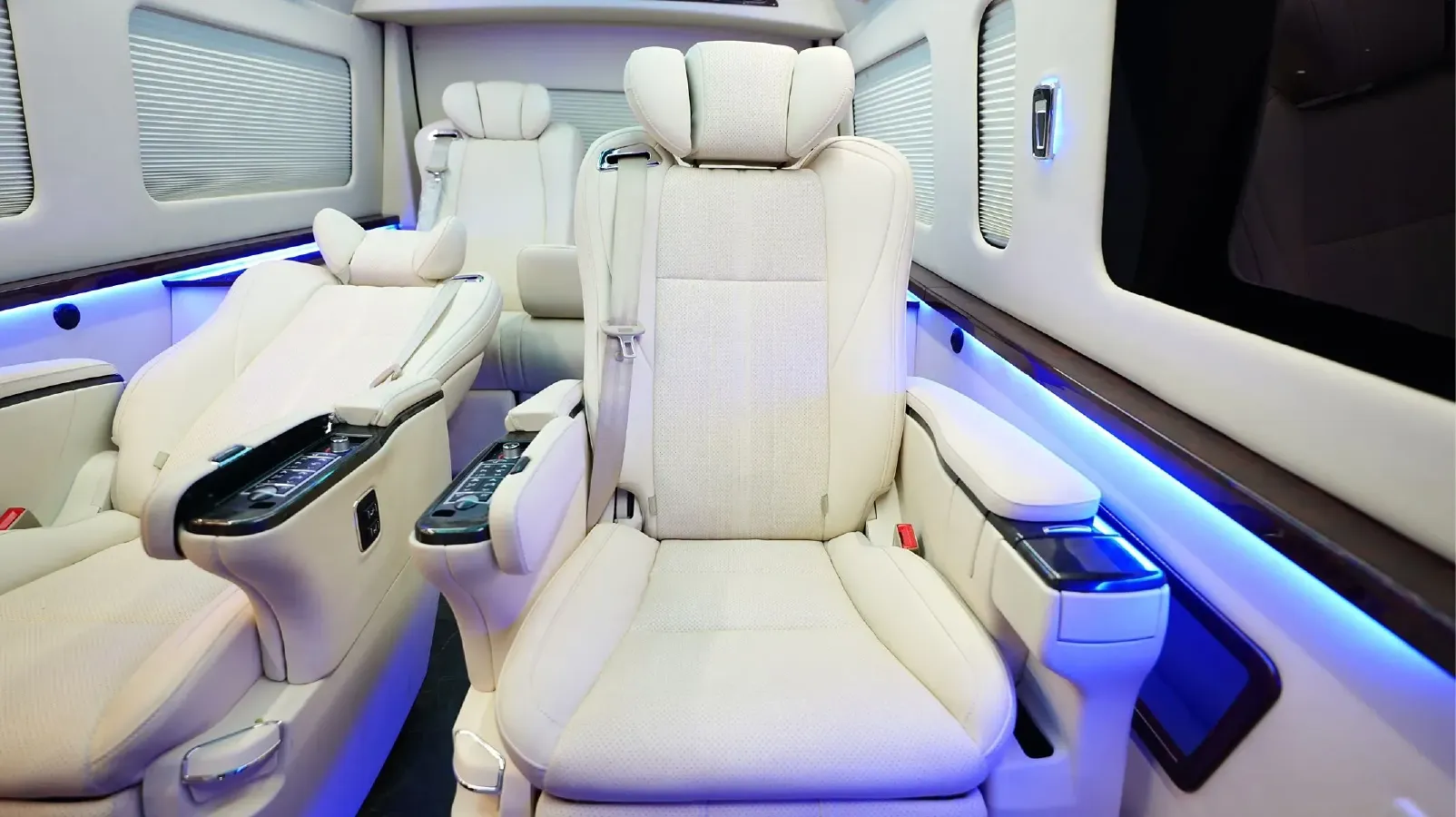 2011 Toyota Hiace 2.7L 154HP L4 4AT,autocango,china used car exporter,china ev exporter,chinese used car exporter,chinese used ev exporter