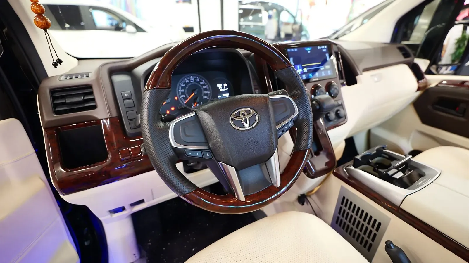 2011 Toyota Hiace 2.7L 154HP L4 4AT,autocango,china used car exporter,china ev exporter,chinese used car exporter,chinese used ev exporter